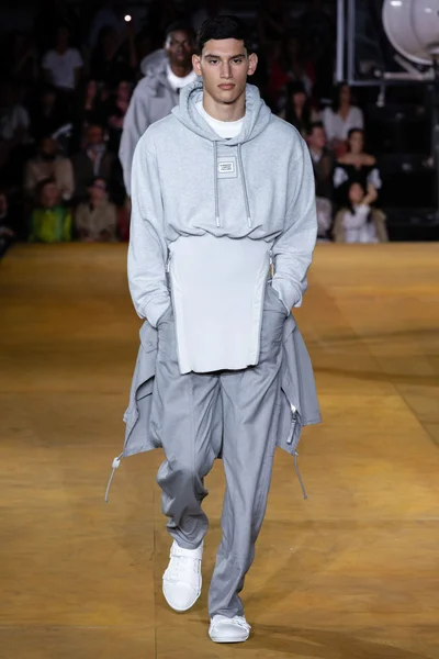 Look 100